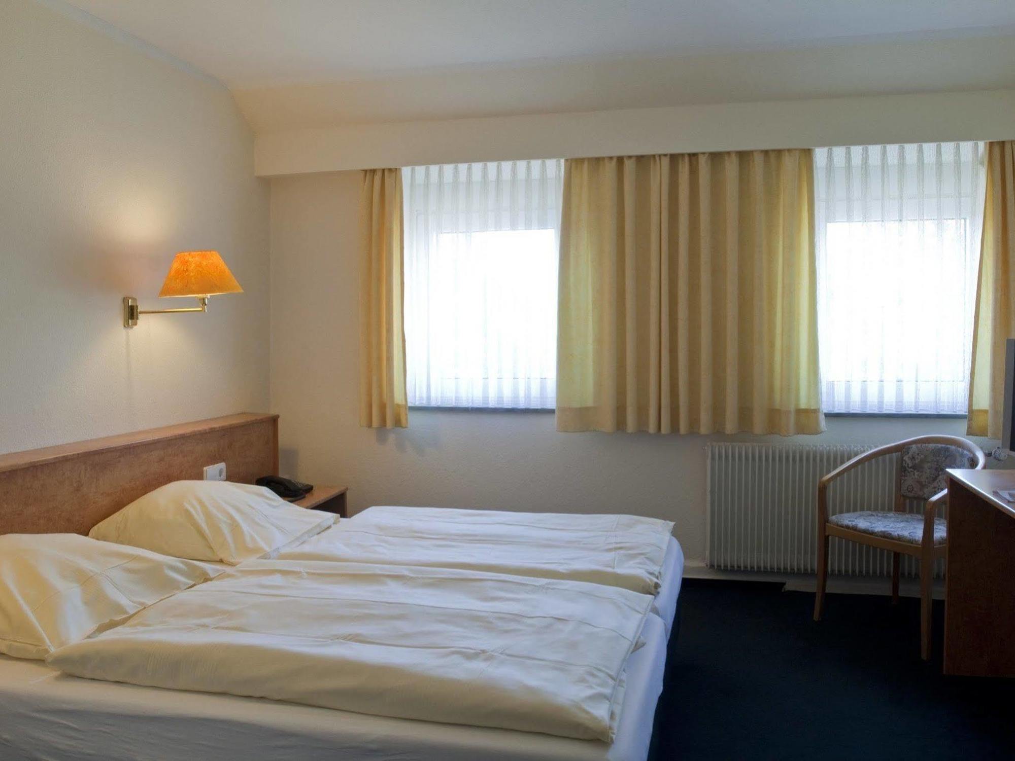 Buescher'S Hotel Und Restaurant Bielefeld Room photo
